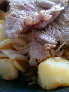 Una foto de Filetes de entrecot con patatas al vino encebolladas