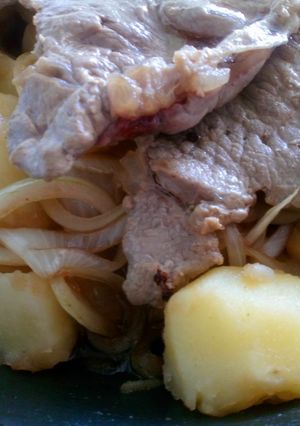 Una foto de Filetes de entrecot con patatas al vino encebolladas