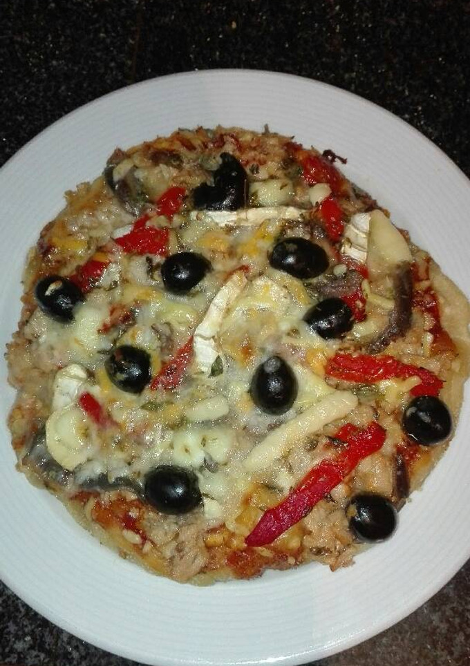 Una foto de Pizza de atún pimientó asado y anchoas en la olla GM g