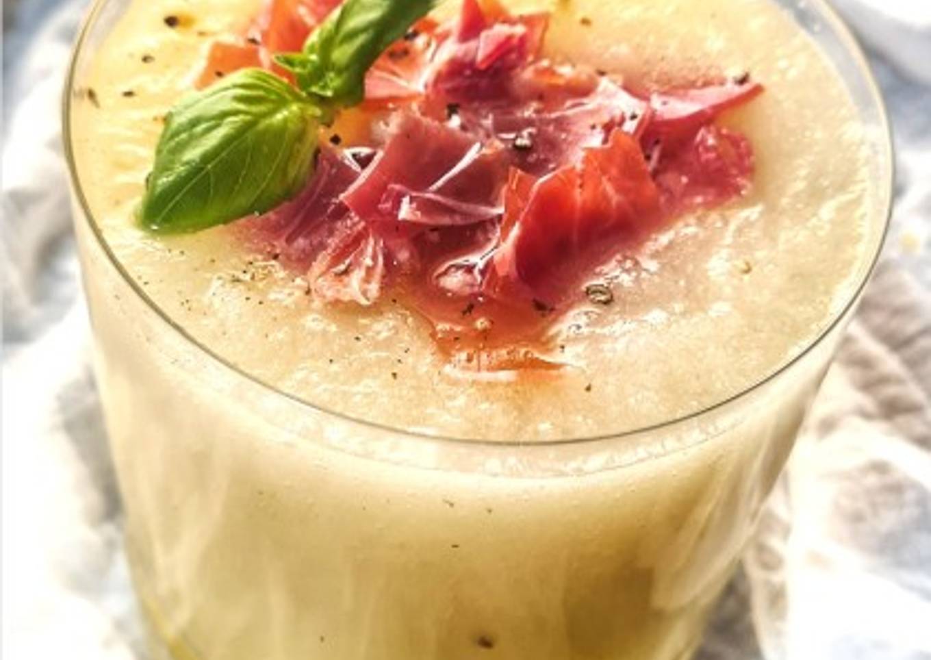 Gazpacho ligero de melón, pepino y lima