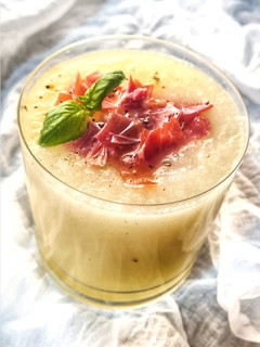 Una foto de Gazpacho ligero de melón, pepino y lima