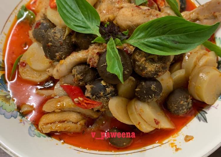 แกงไก่หน่อไม้ดองใส่เห็ดเผาะ