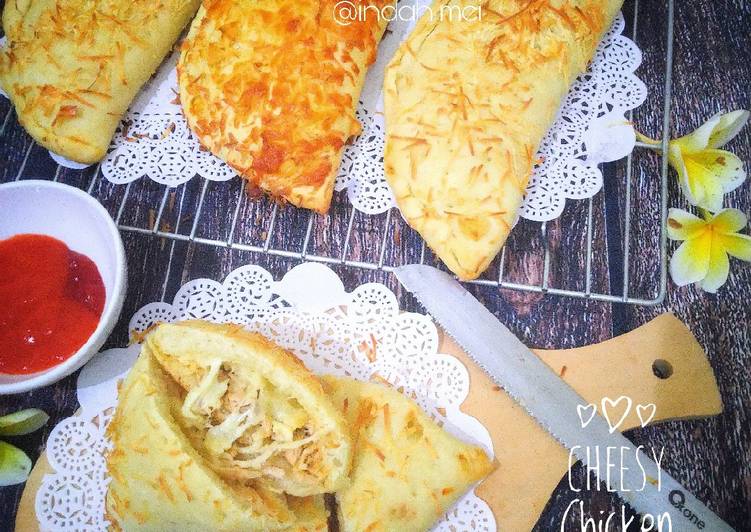 Cheesy Chicken Calzone (Pizza Lipat Ayam Keju)