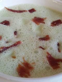 Una foto de Sopa fría de melón y jamón