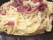 Una foto de espaguetis con guanciale