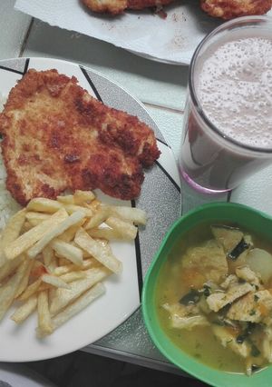 Una foto de Sopa de tortilla(huevo), pechuga apanada