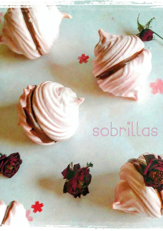 Una foto de Besos de merengue y rosas