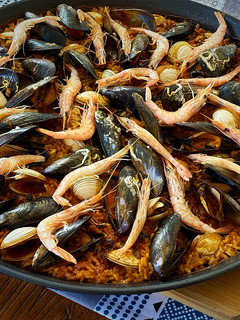 Una foto de Arroz con almejas, mejillones y gambas
