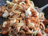 Espaguetis con atún, tomate (casero) y huevo duro