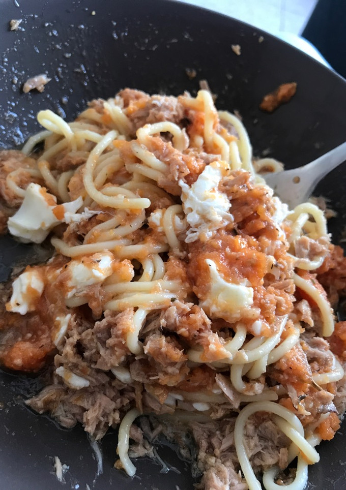 Una foto de Espaguetis con atún, tomate (casero) y huevo duro