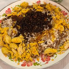 A picture of Percian noodle Rice (Reshte polo) with chicken fillet and Risins.