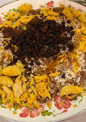 A picture of Percian noodle Rice (Reshte polo) with chicken fillet and Risins.