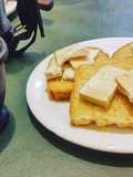 Tostadas con tofu y miel con yerba mate con jengibre