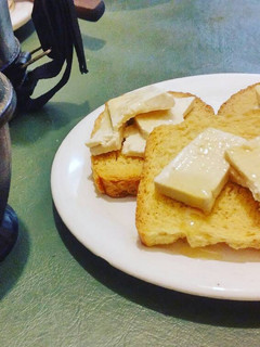Una foto de Tostadas con tofu y miel con mate con jengibre