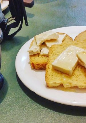 Una foto de Tostadas con tofu y miel con yerba mate con jengibre