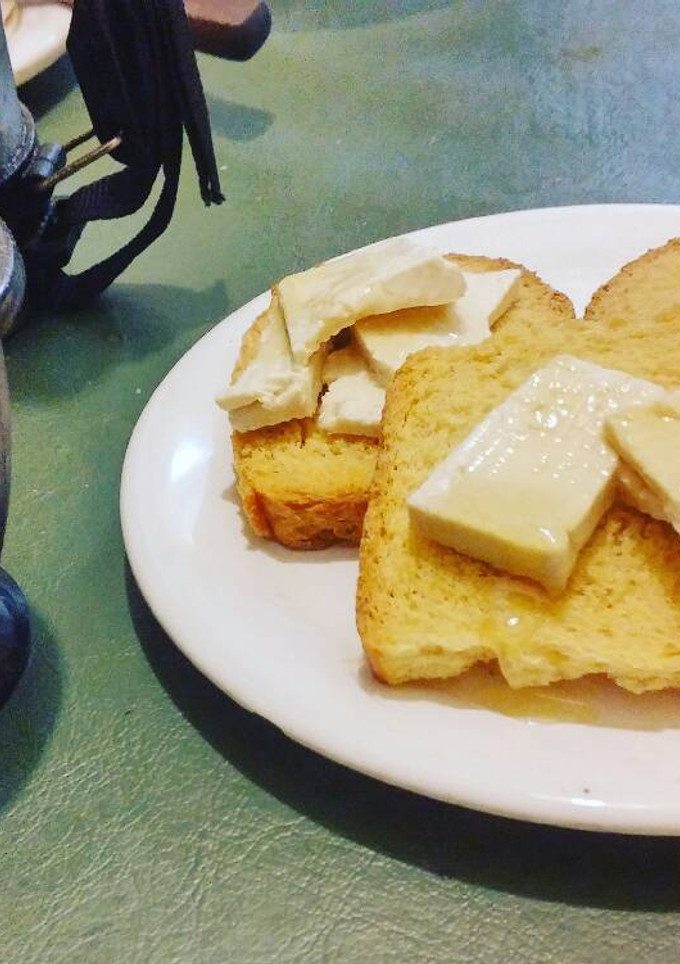 Una foto de Tostadas con tofu y miel con mate con jengibre