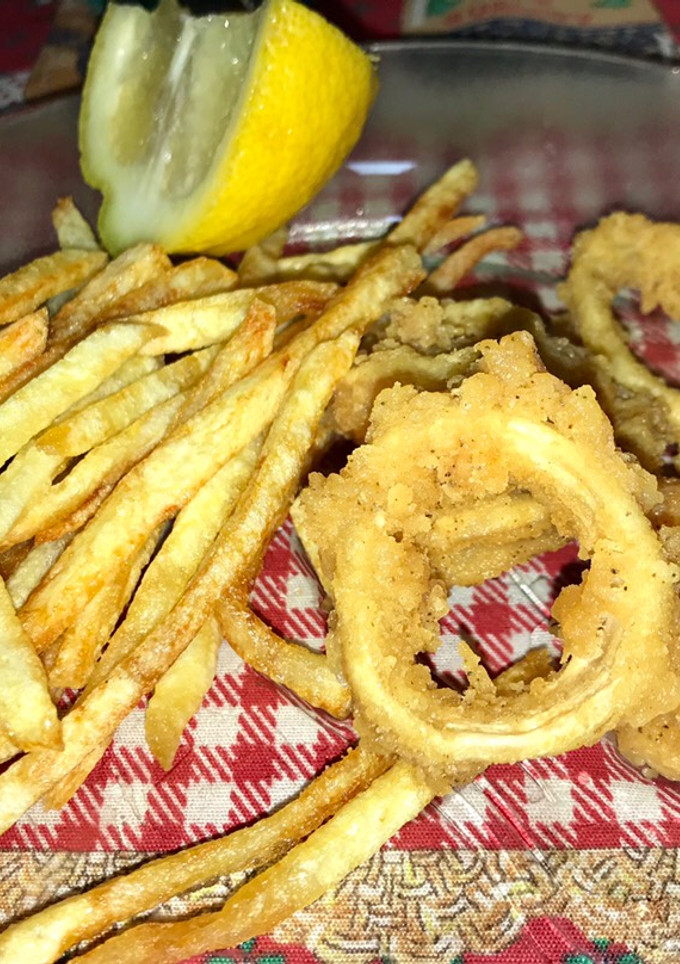 Una foto de Rabas 🦑 a la Romana con Papas 🥔 Fritas 🍟