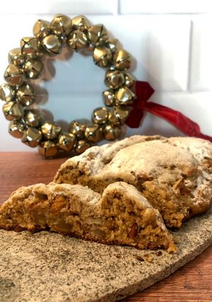 Una foto de Stollen con mazapán (Alemán)