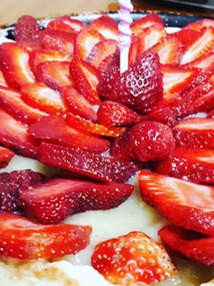 Una foto de Tarta de frutillas y crema pastelera - vegana