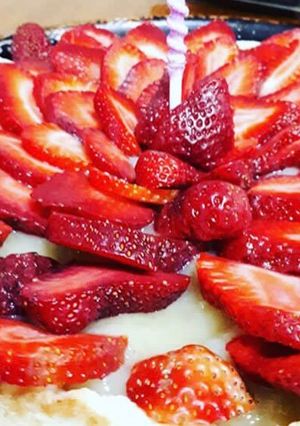 Una foto de Tarta de frutillas y crema pastelera - vegana