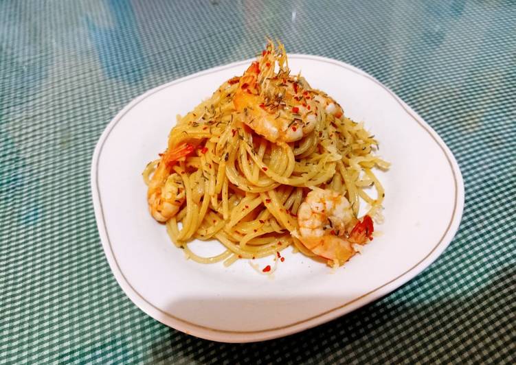Spaghetti a glio e olio with prawn