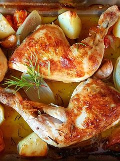 Una foto de Pollo al horno con verduras