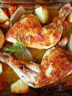 Una foto de Pollo al horno con verduras