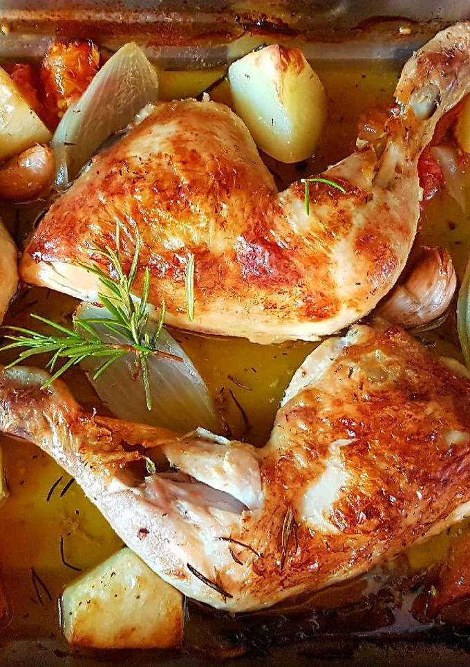 Una foto de Pollo al horno con verduras