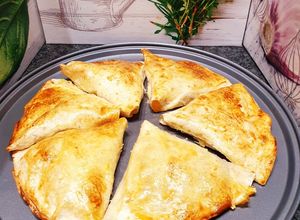 Une photo de Pizzas 🍕 wrap en triangles 😋 au poulet cheddar