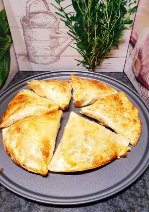 Une photo de Pizzas 🍕 wrap en triangles 😋 au poulet cheddar