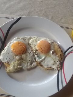 Una foto de Huevos montados en Tortillas o Arepas