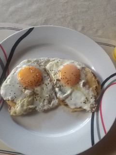 Una foto de Huevos montados en Tortillas o Arepas