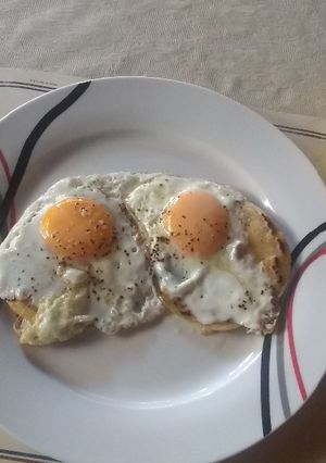 Una foto de Huevos montados en Tortillas o Arepas