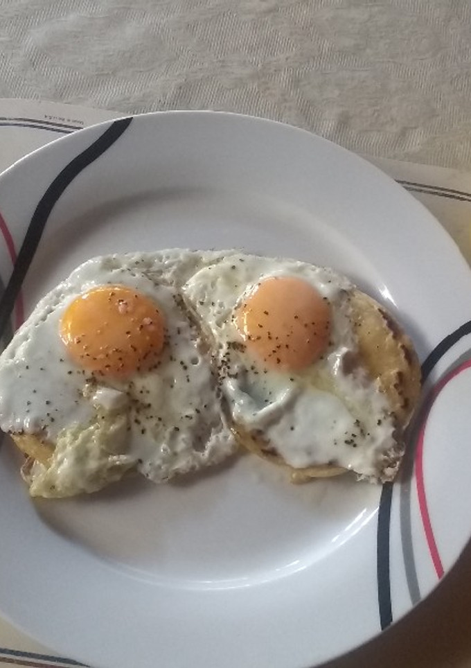 Una foto de Huevos montados en Tortillas o Arepas