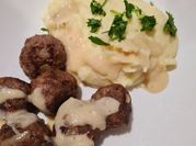 Une photo de boulette boeuf haché avec sauce