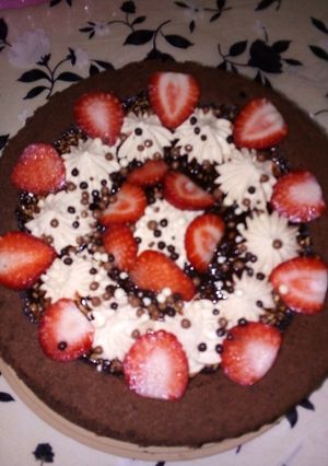 صورة لوصفة كيكة بالمول العجيب وكريم شانتيه والفراولة 😋😋😋