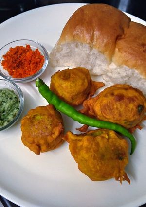 वडा पाव (vada pav recipe in marathi) रेसिपी चे मुख्य फोटो