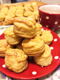 Túrós, sajttal szórt, tekert pogácsa recept fotója