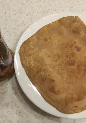 A picture of خستہ چوکور پراٹھا اچار.