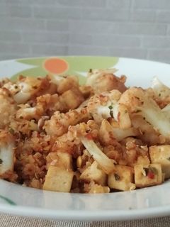 Una foto de Coliflor con tofu, quinoa y lenteja naranja