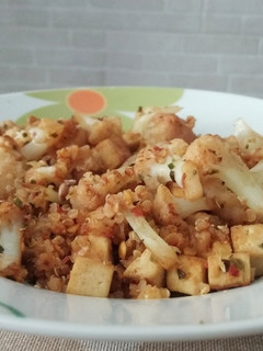 Una foto de Coliflor con tofu, quinoa y lenteja naranja