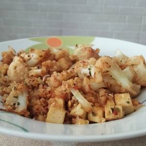 Coliflor con tofu, quinoa y lenteja naranja