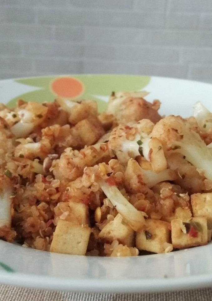 Una foto de Coliflor con tofu, quinoa y lenteja naranja