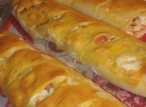 Una foto de Pan relleno de jamón, queso, tomate y perejil