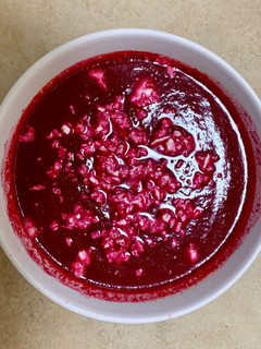 Una foto de Sopa de remolacha y tomate con queso feta