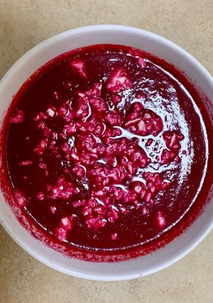 Una foto de Sopa de remolacha y tomate con queso feta