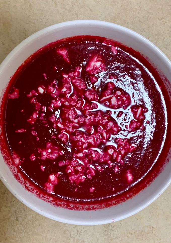 Una foto de Sopa de remolacha y tomate con queso feta