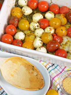 Una foto de Tomates cherry y perlas de mozzarella