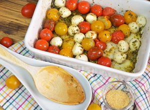 Una foto de Tomates cherry y perlas de mozzarella