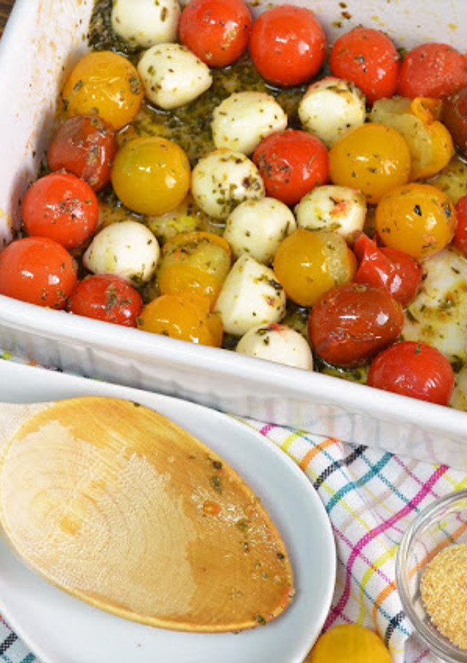 Una foto de Tomates cherry y perlas de mozzarella